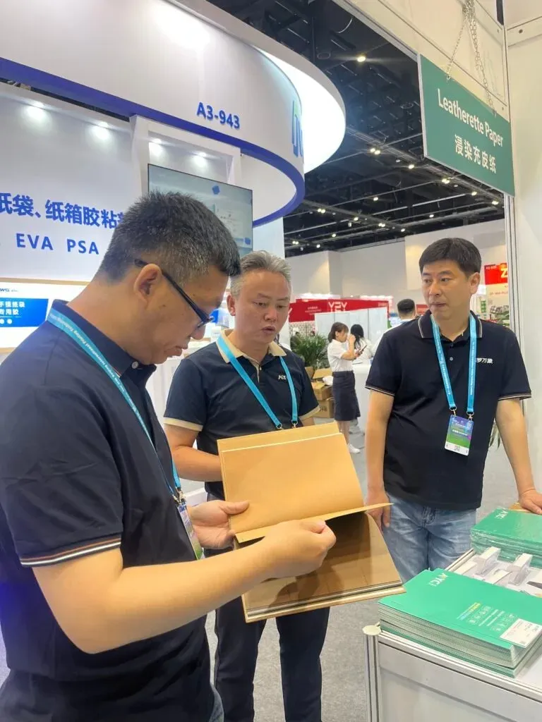 客户在展位了解可水洗牛皮纸材料
