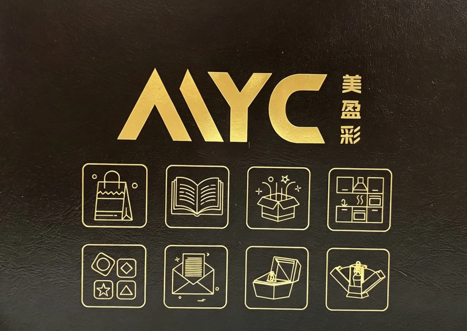 黑色可水洗牛皮纸上的金色美盈彩品牌烫印效果