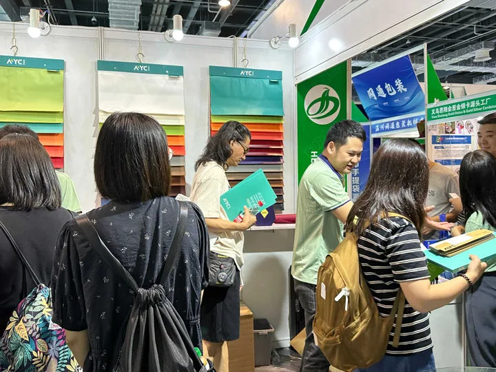 客户在展位了解材料应用