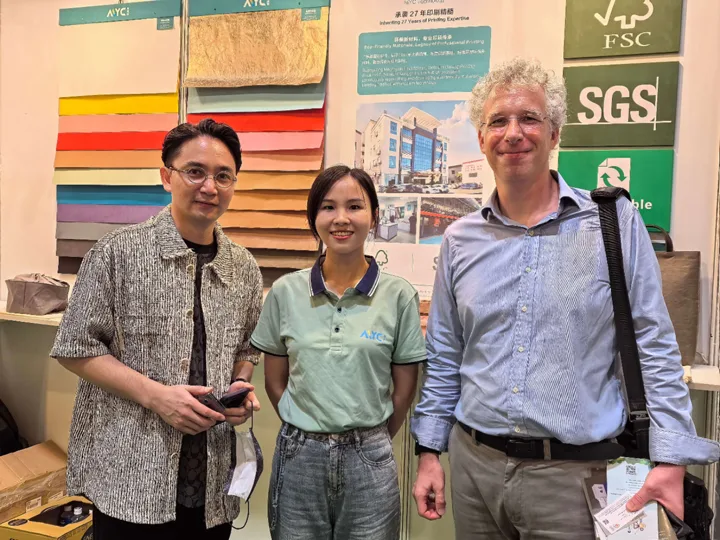 美盈彩团队与客户在展位合影